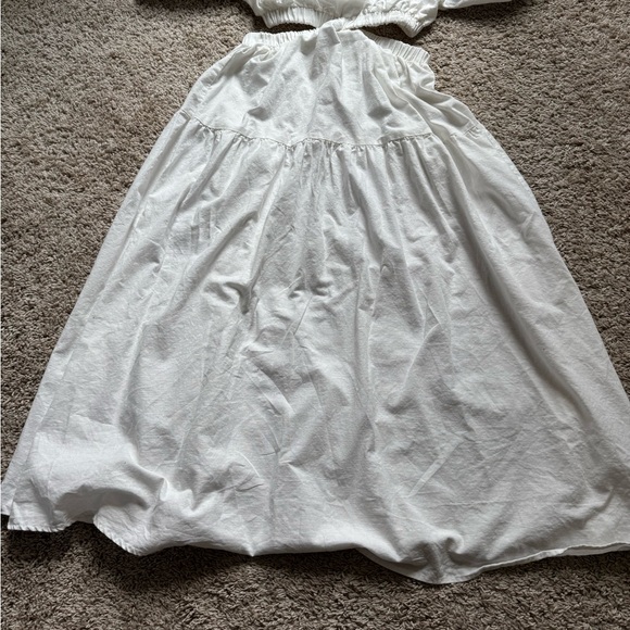 Elegant White Backless Dress - Picture 5 of 7